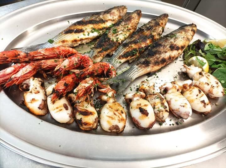 Grigliata mista di pesce, gamberi rossi e seppia